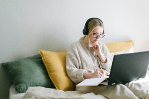 Een rustige werkkamer met een laptop waarop een slow webinar wordt bekeken